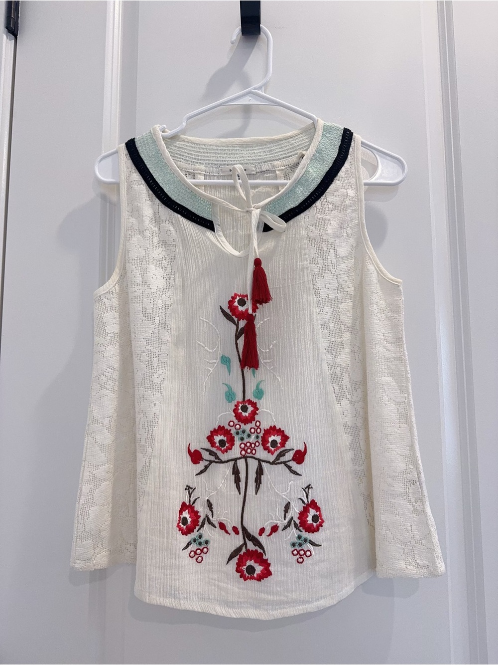 Anthropologie Embroidered Boho Sleeveless Top Cream Floral Tassel Tie Neck Top